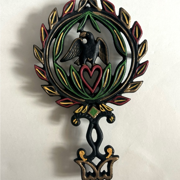 Vintage Wilton Cast Iron Painted Trivet Heart Eagle - Picture 1 of 5